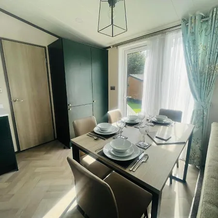 Dağ evi Evergreen With Hot Tub York