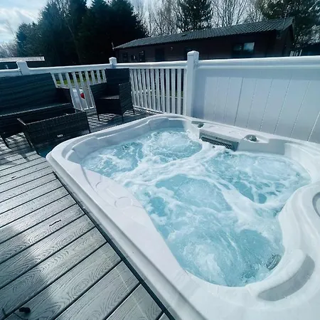 Chalet Evergreen With Hot Tub York