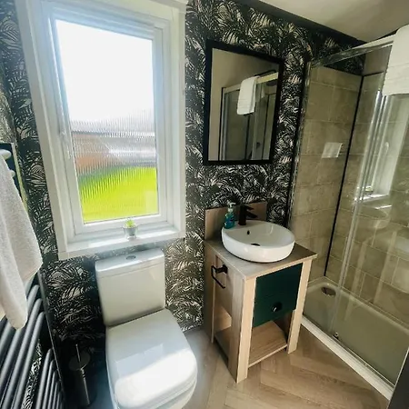 Dağ evi Evergreen With Hot Tub York