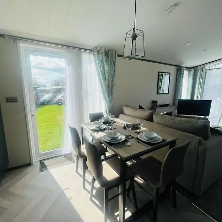 Evergreen With Hot Tub Dağ evi York