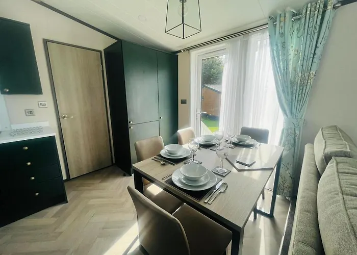 Chalet Evergreen With Hot Tub York