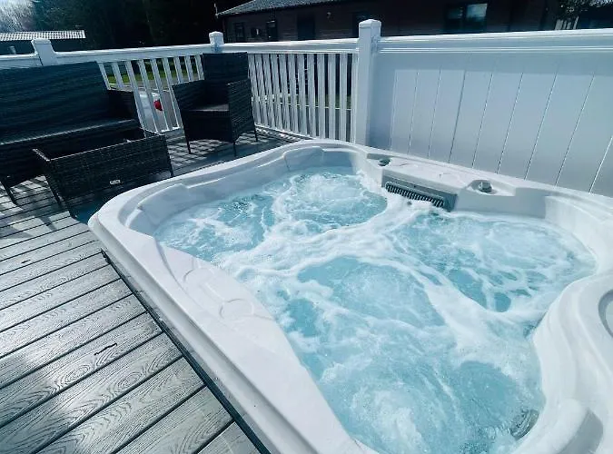 Chalet Evergreen With Hot Tub York