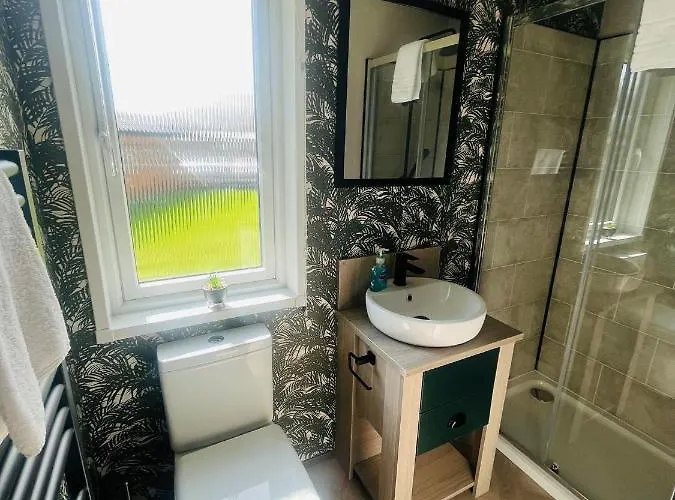 Chalet Evergreen With Hot Tub York