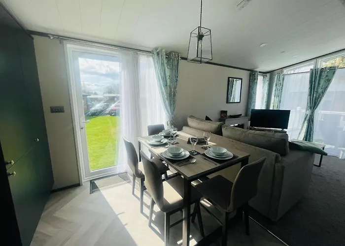 Evergreen With Hot Tub Chalet York